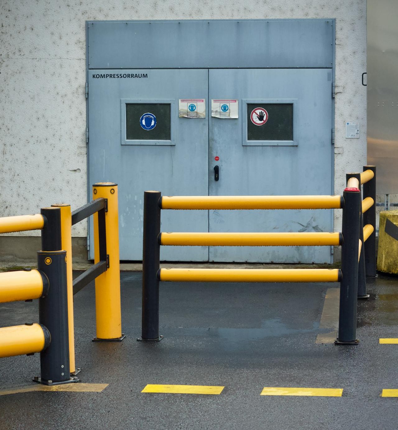 Bezpečnostné zóny v priemysle: ako efektívne oddeliť pracovné priestory?